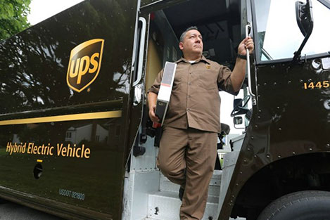 spedire pacco in italia con corriere espresso ups ritiro e consegna a domicilio